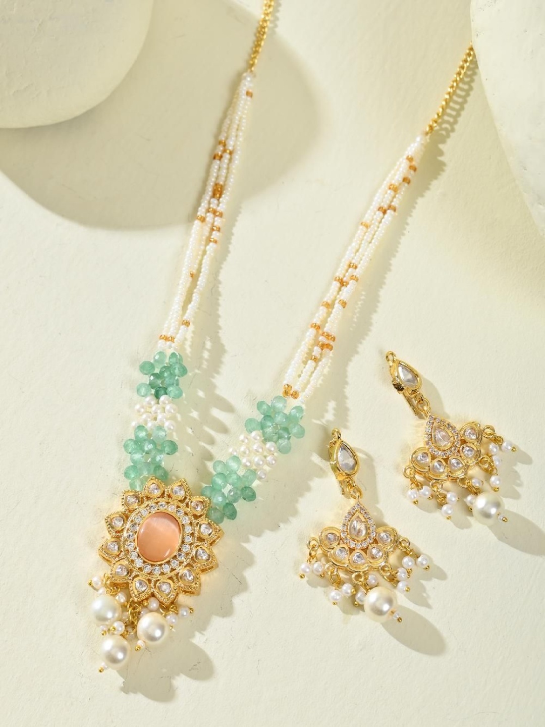 

STYYO Gold-Plated Kundan-Studded & Beaded Jewellery Set