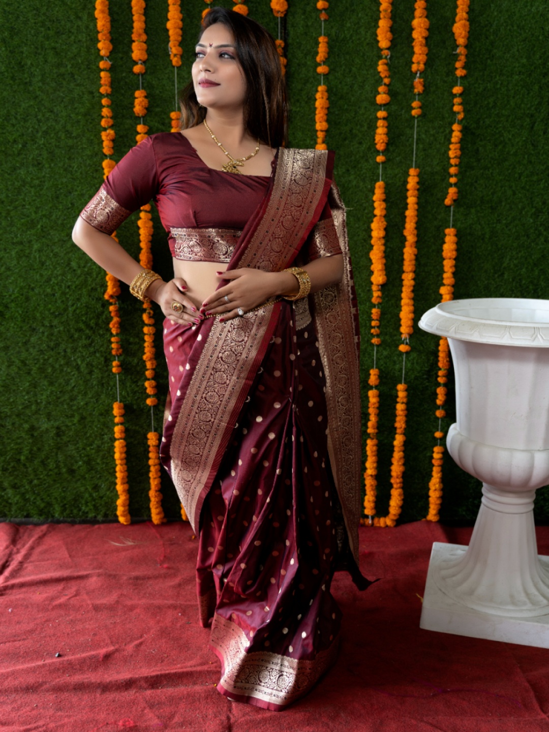 

amirat Woven Design Zari Pure Silk Banarasi Saree, Maroon