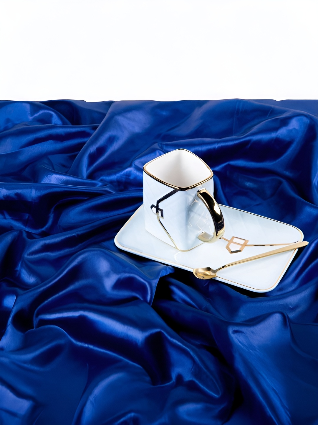 

giBOX White & Gold Toned Ceramic Purse Design Tea Set 300ml