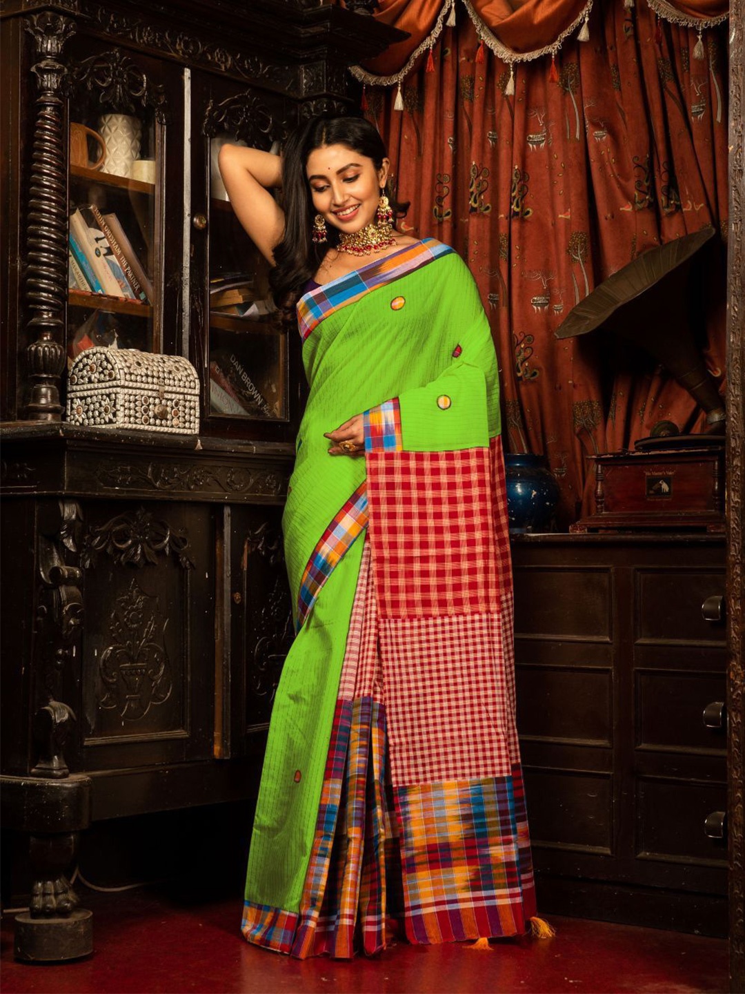 

8POURE Woven Design Patchwork Pure Cotton Saree, Green