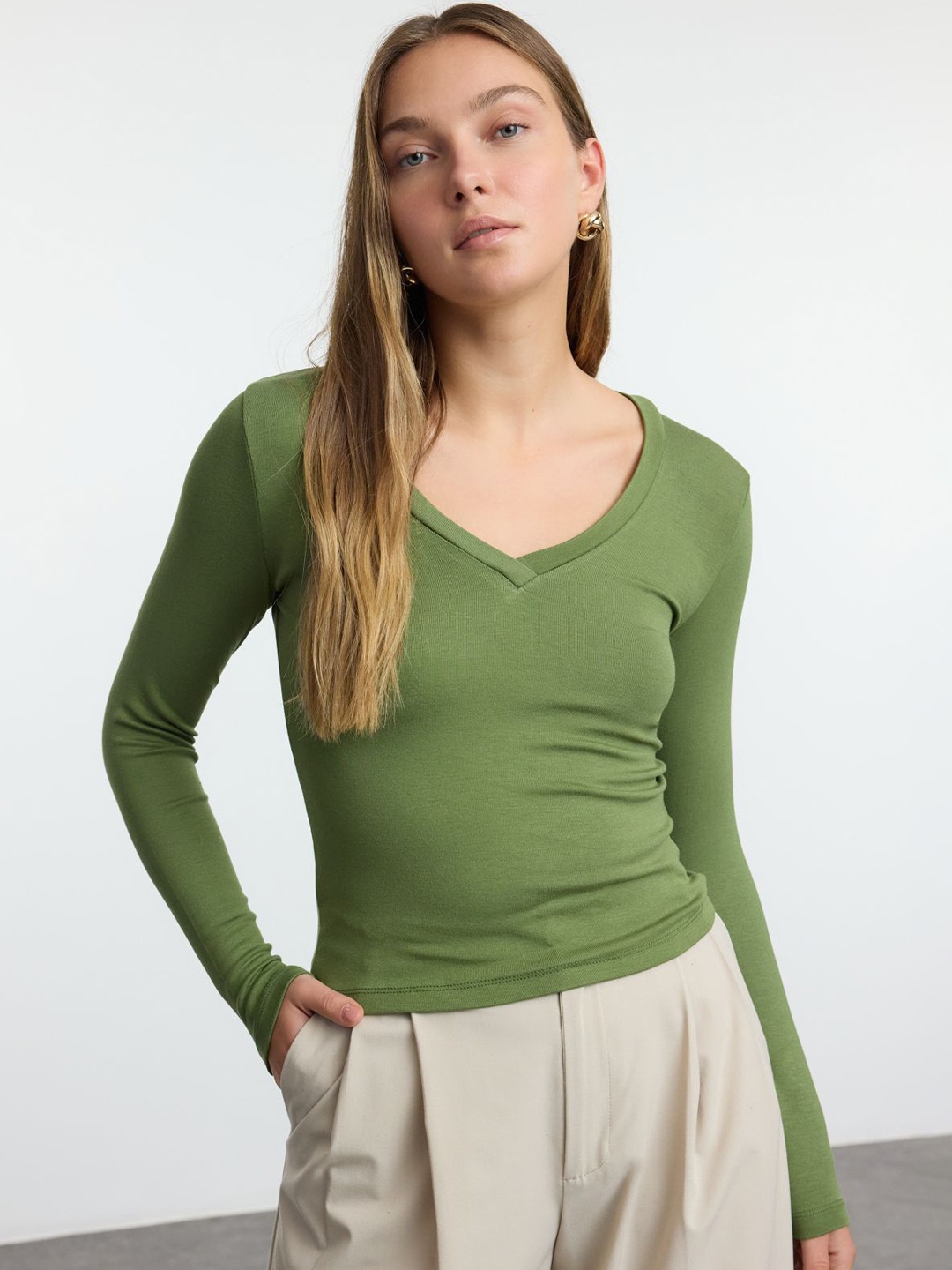 

Trendyol Women V-Neck Fitted Top, Na