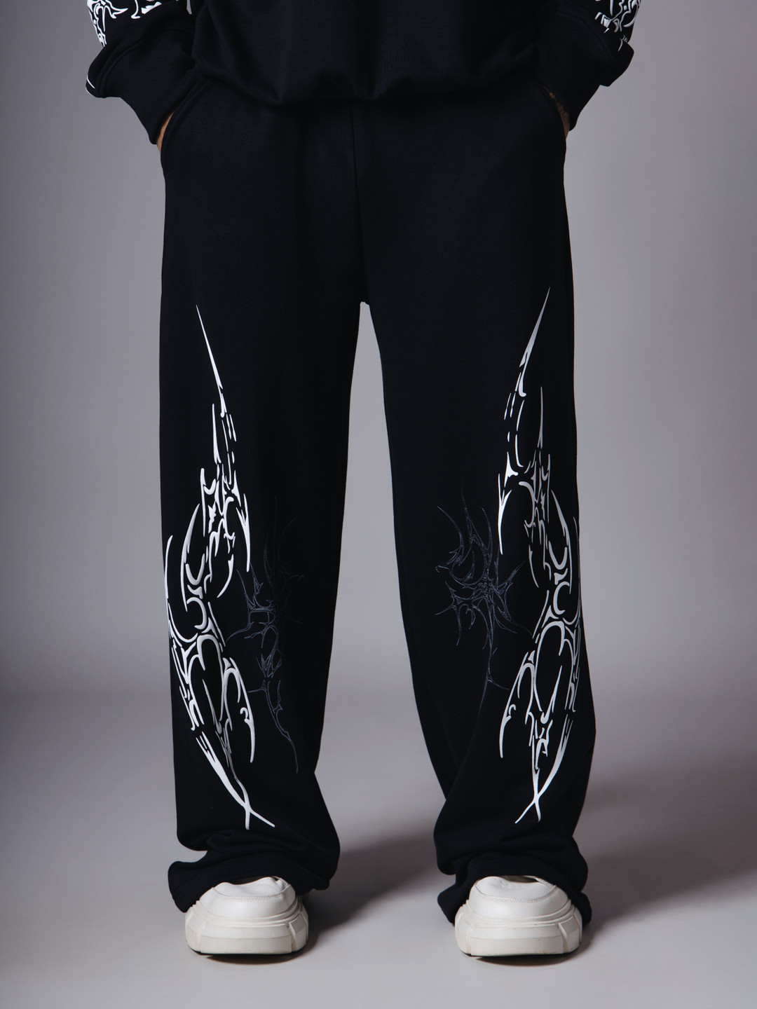 

HOP HEAD Men Printed Mid-Rise Track Pant, Black