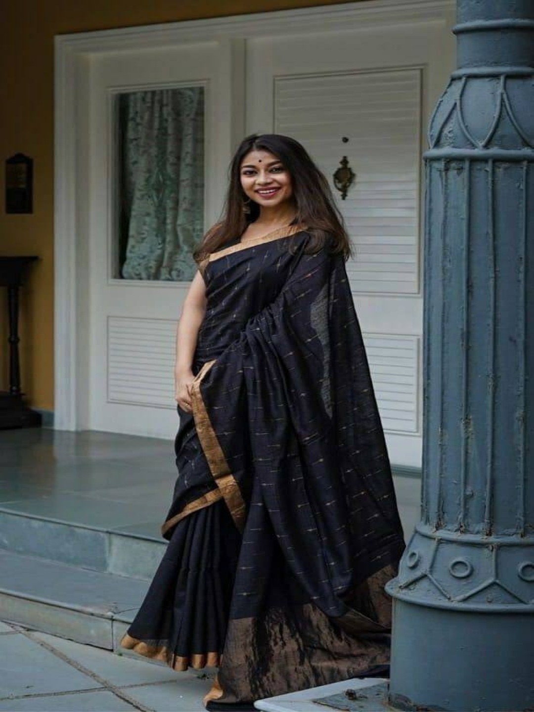 

Manu Designer Woven Design Zari Saree, Black
