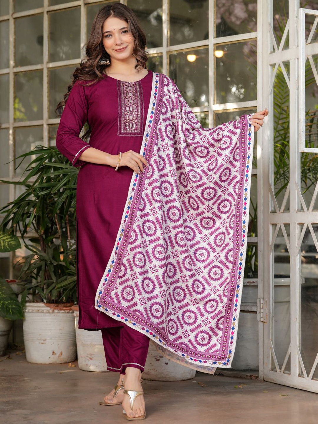 

SHIJILA Women Ethnic Motifs Embroidered Regular Thread Work Kurta with Trousers & With Dupatta, Maroon