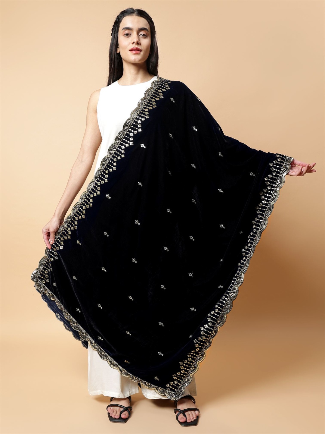 

Moda Chales Floral Embroidered Velvet Dupatta With Sequinned, Black