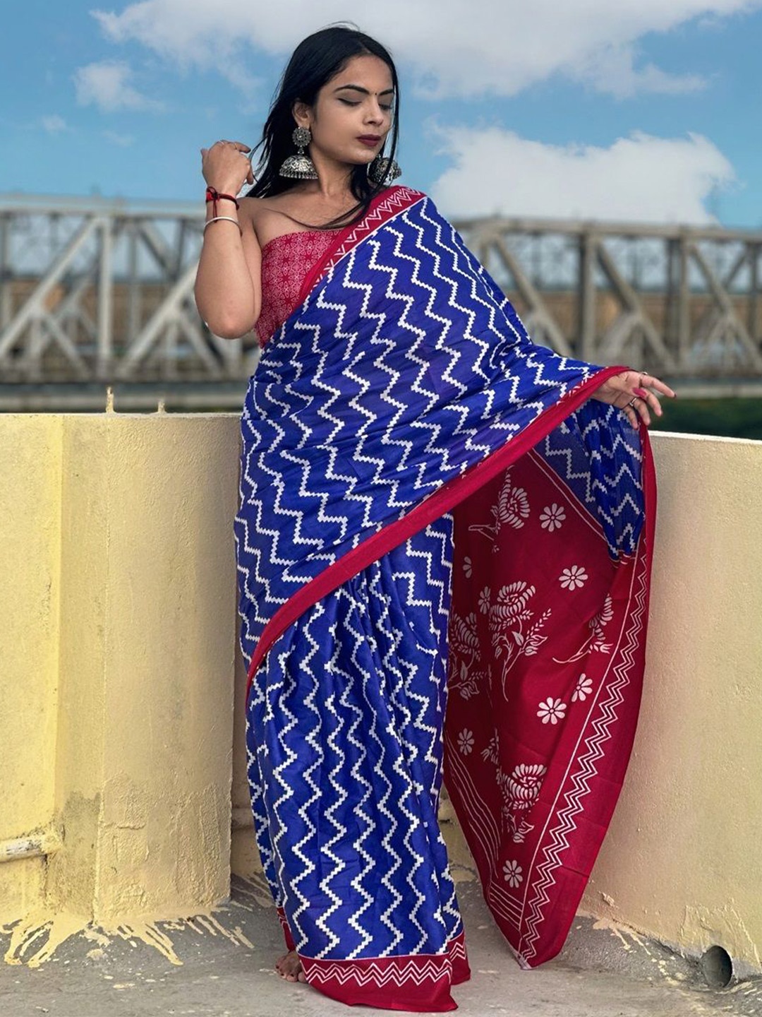 

HERE&NOW Leheriya Pure Cotton Handloom Ikat Saree, Navy blue