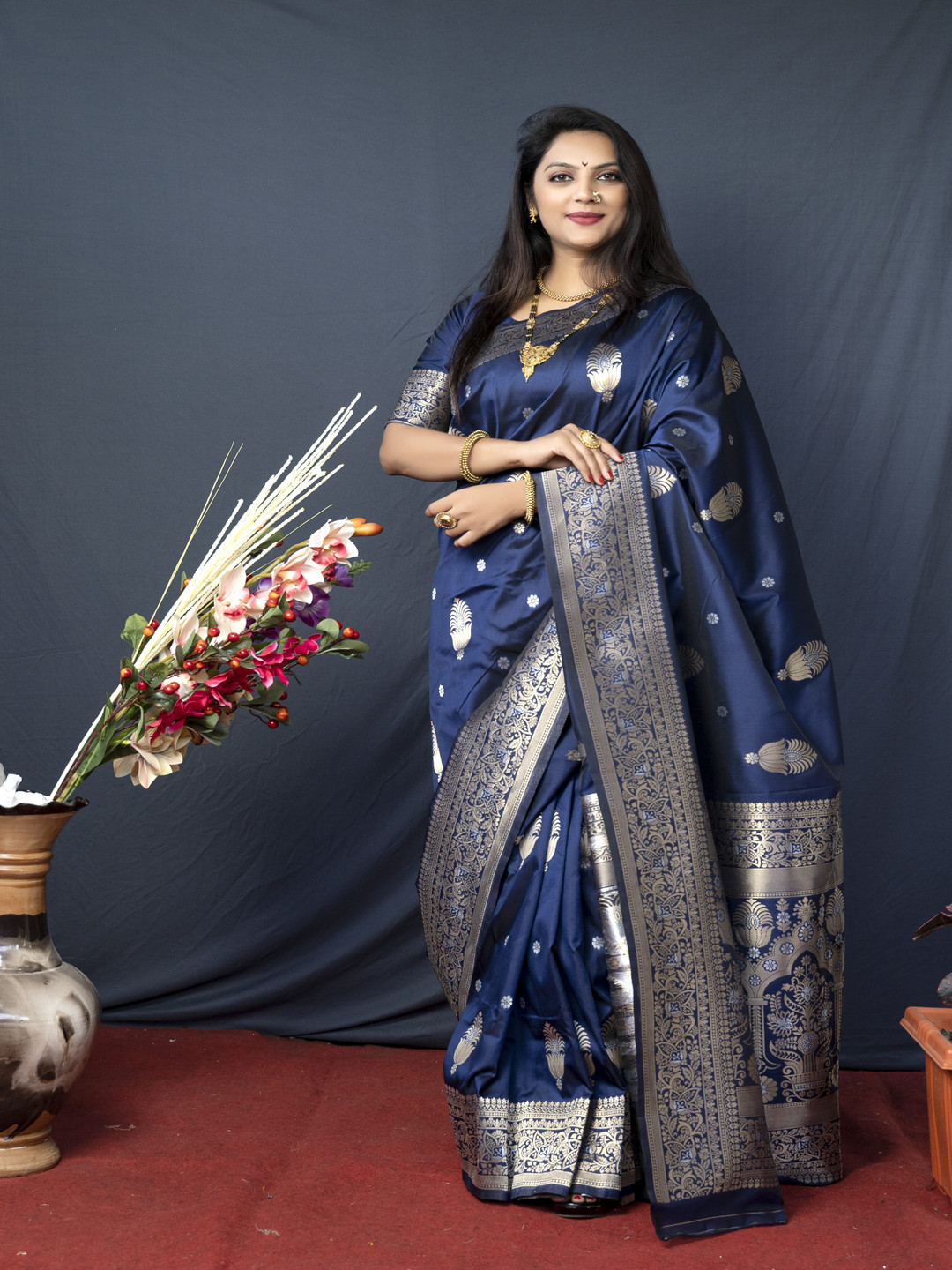 

amirat Woven Design Zari Pure Silk Banarasi Saree, Navy blue