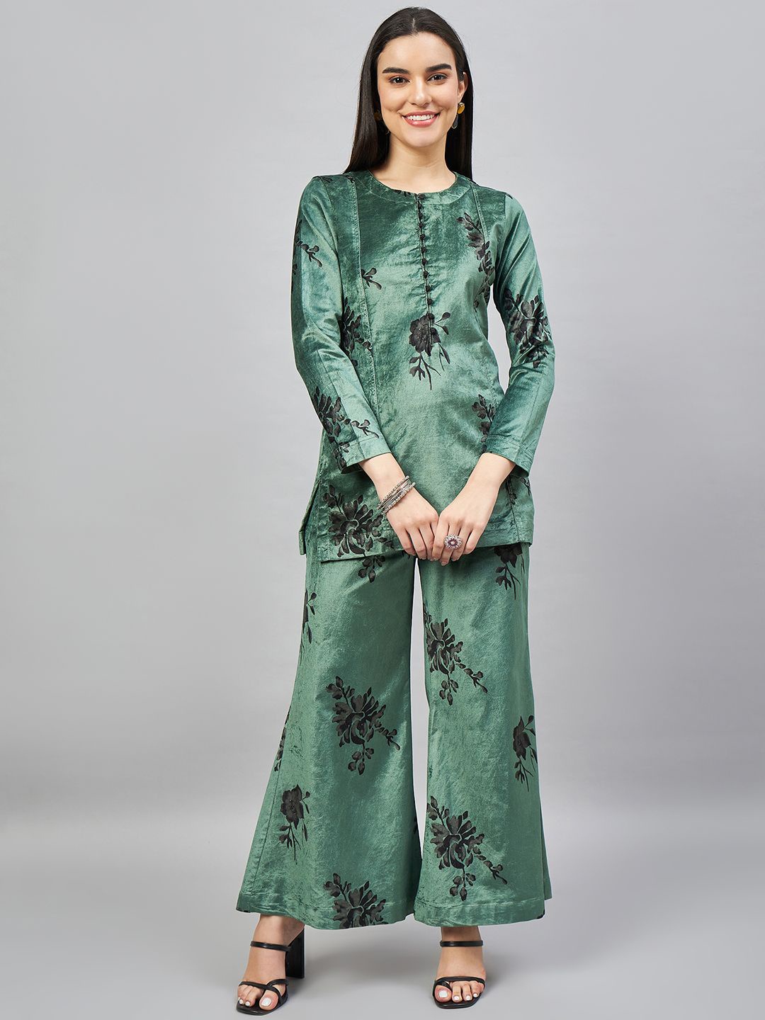 

STADO Round Neck Velvet Tunic With Palazzos, Green