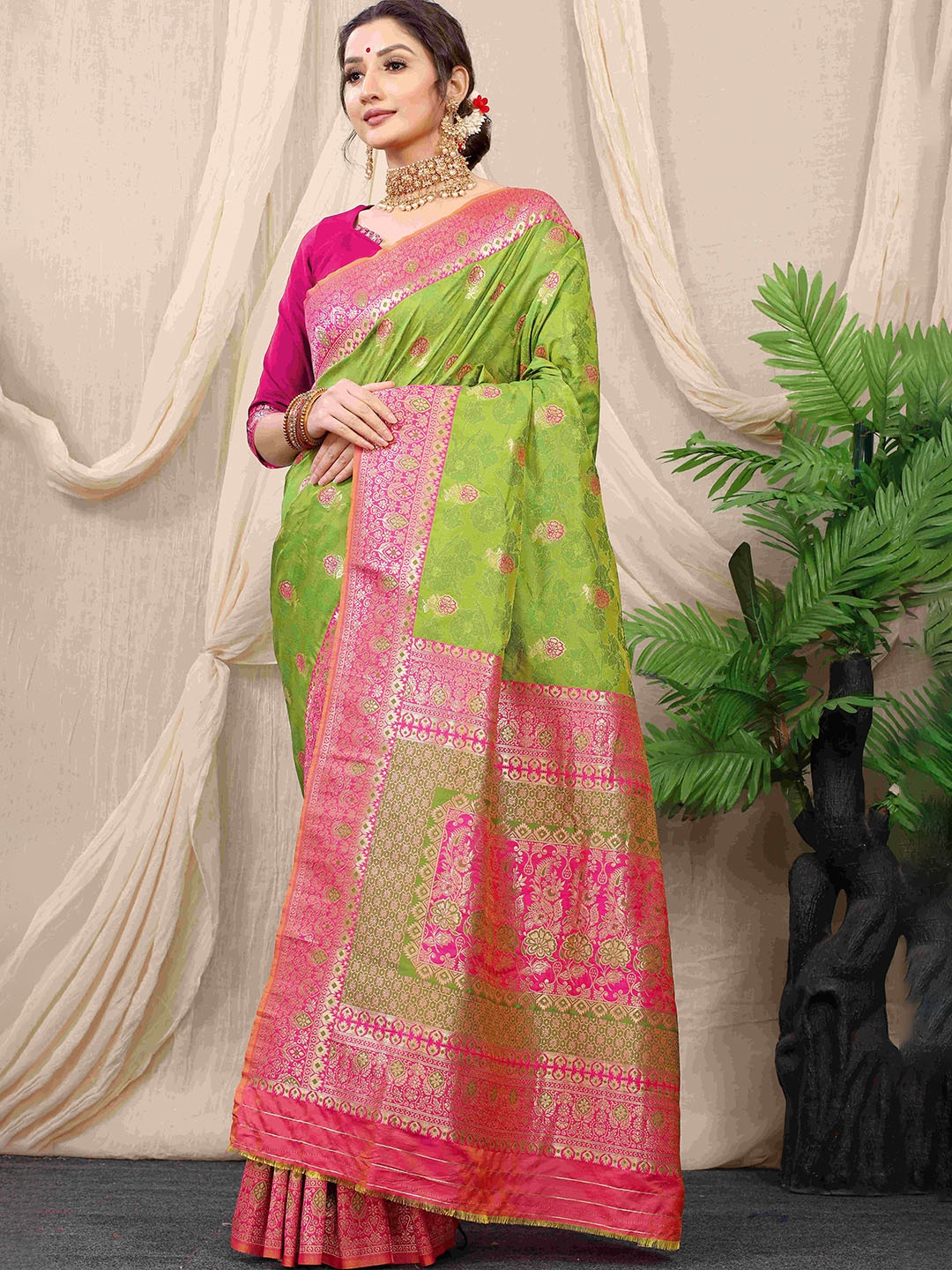 

amirat Woven Design Zari Pure Silk Banarasi Saree, Green