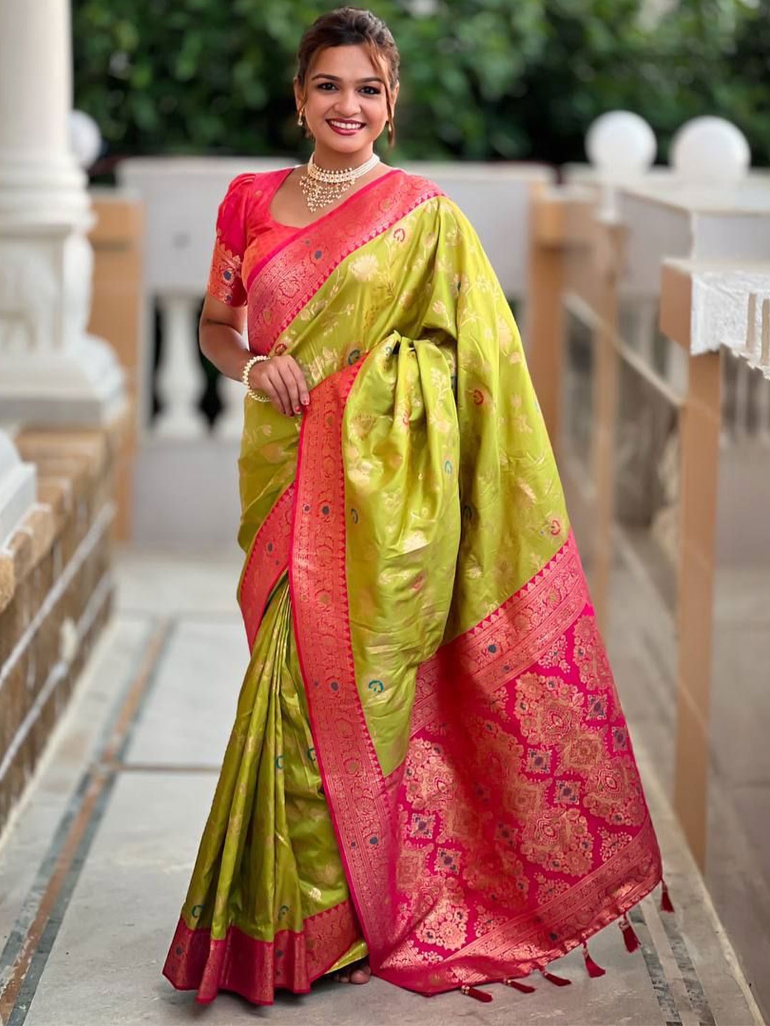 

Kriyansh Woven Design Zari Banarasi Saree, Olive