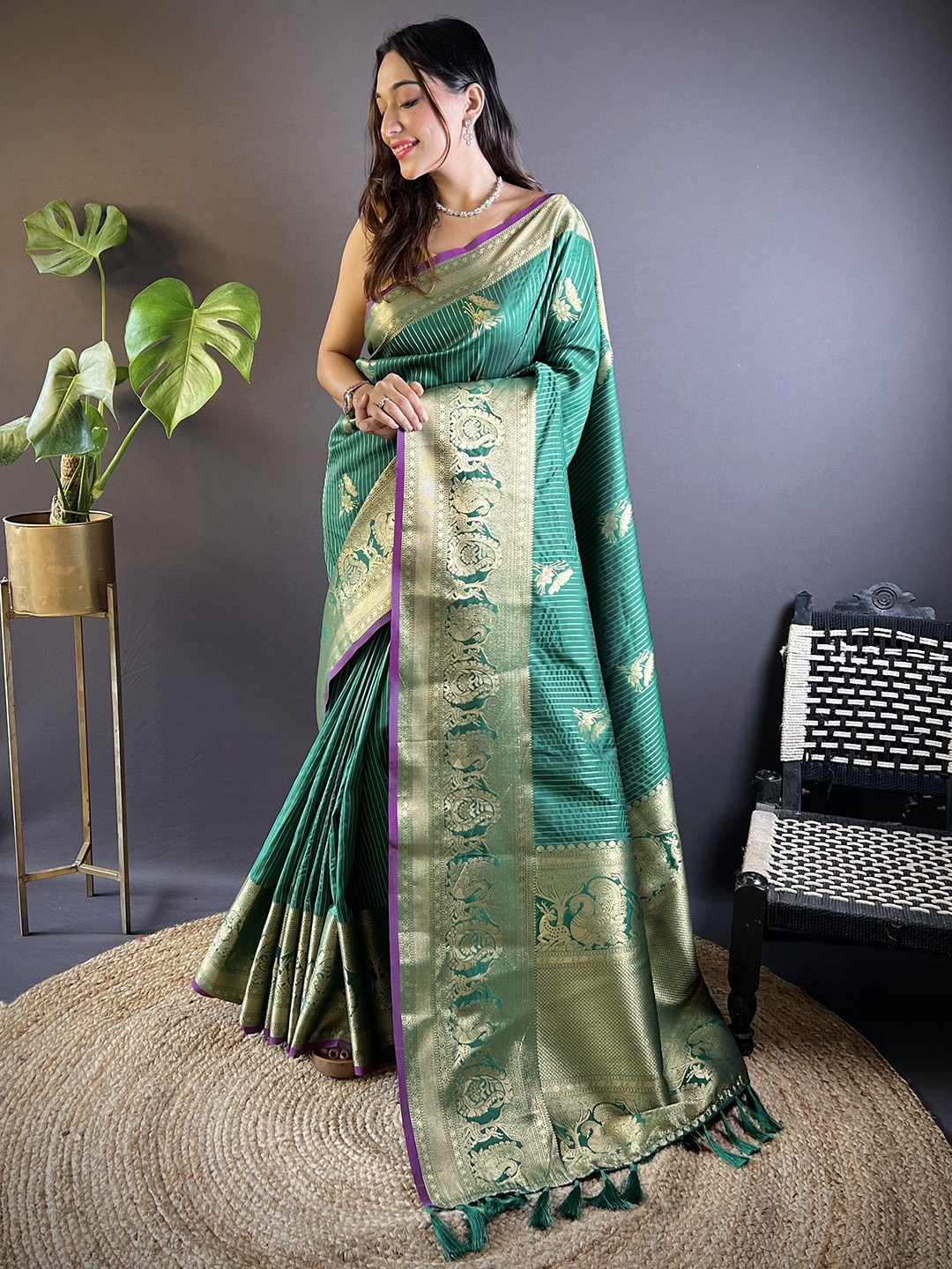 

HEER FASHION Woven Design Floral Zari Kanjeevaram Saree, Green
