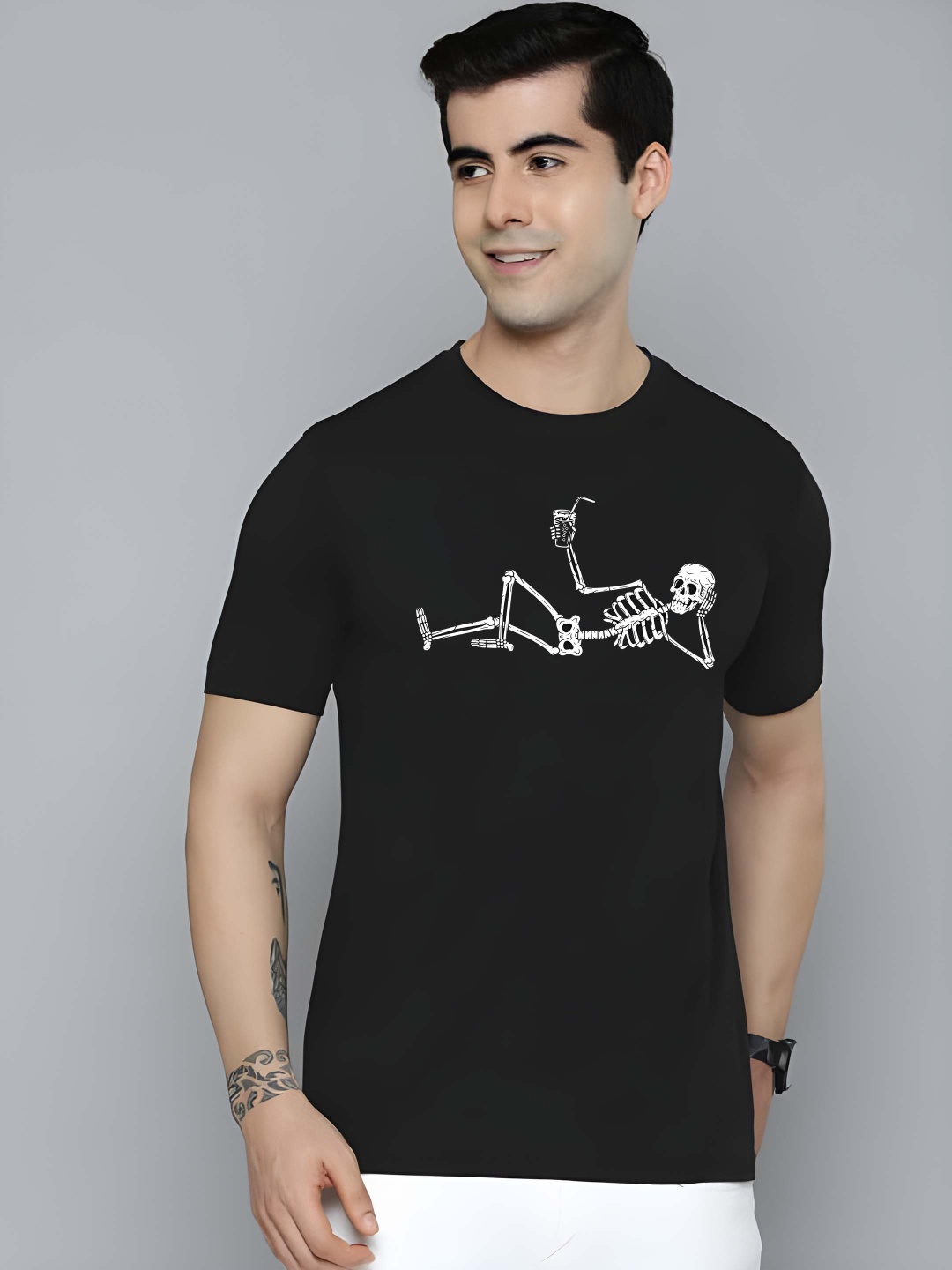 

BOWLIFESTYLE Men Graphic Printed Round Neck Cotton T-shirt, Black