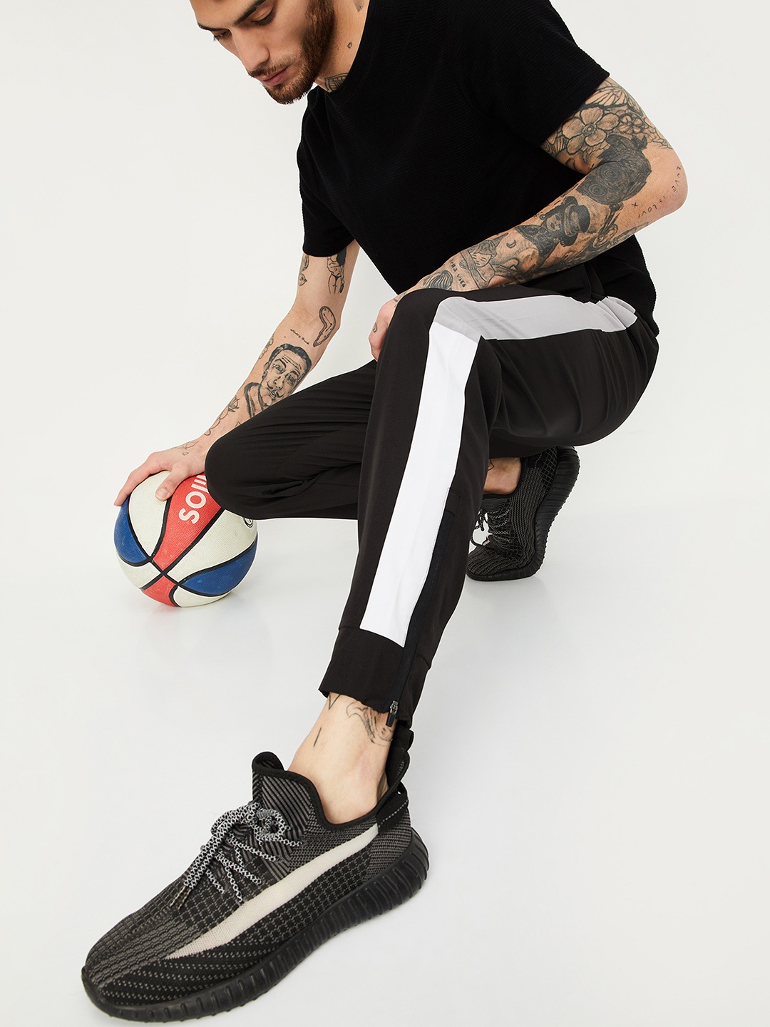 

max Men Mid-Rise Joggers, Black