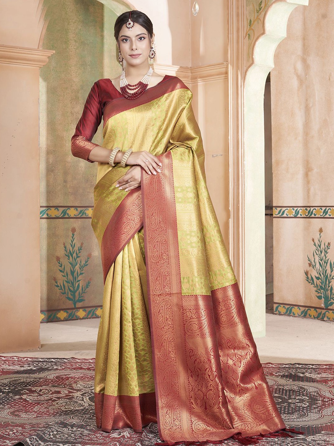 

Panzora Woven Design Zari Kanjeevaram Saree, Olive