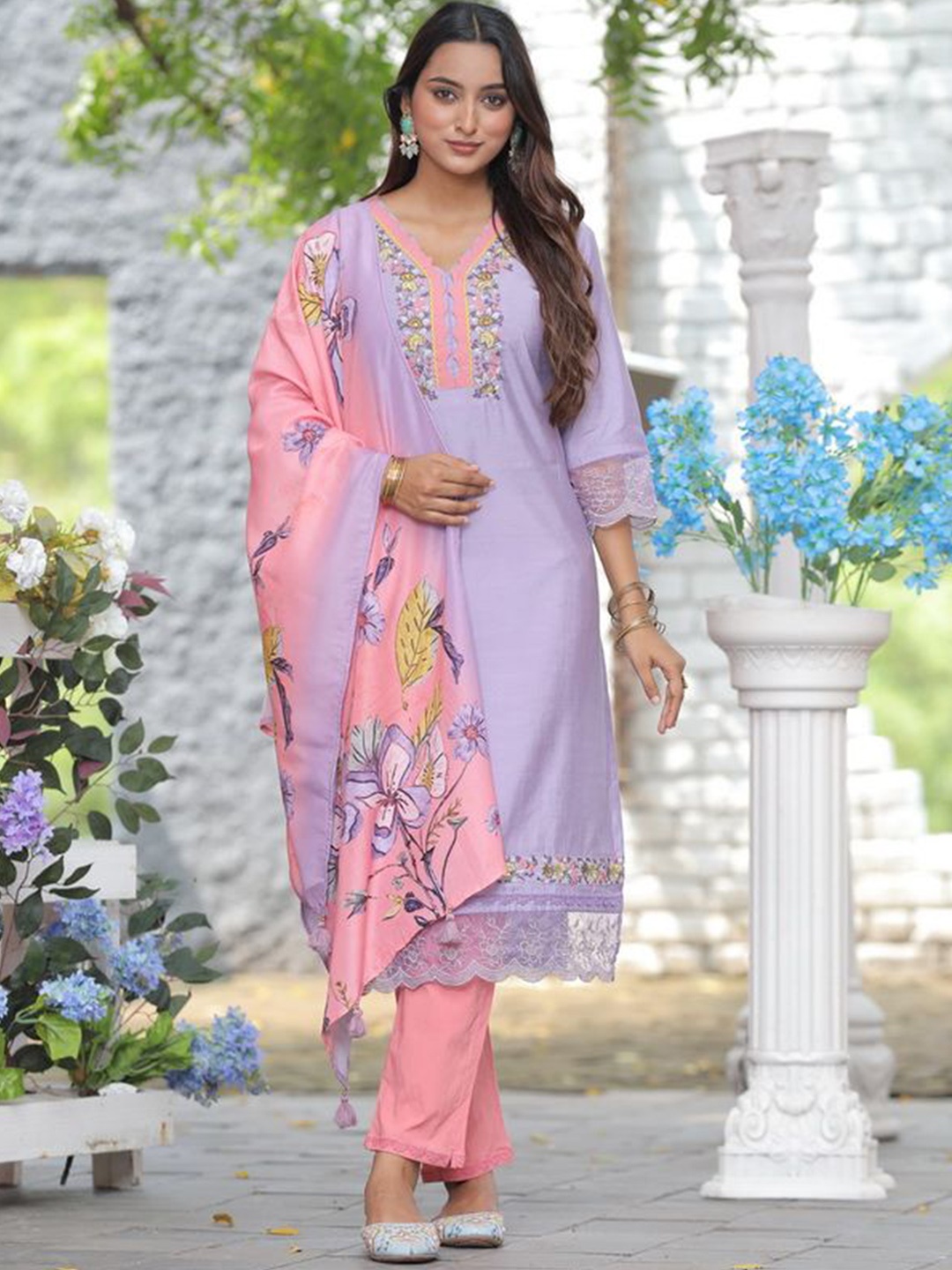 

KODILA ENTERPRISE Women Floral Embroidered Regular Kurti with Trousers & With Dupatta, Purple