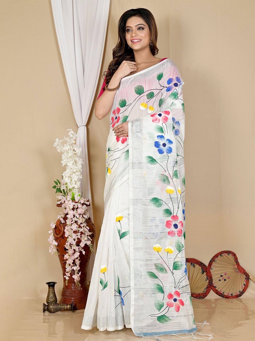 

PuJoy Floral Printed Taant Saree, White