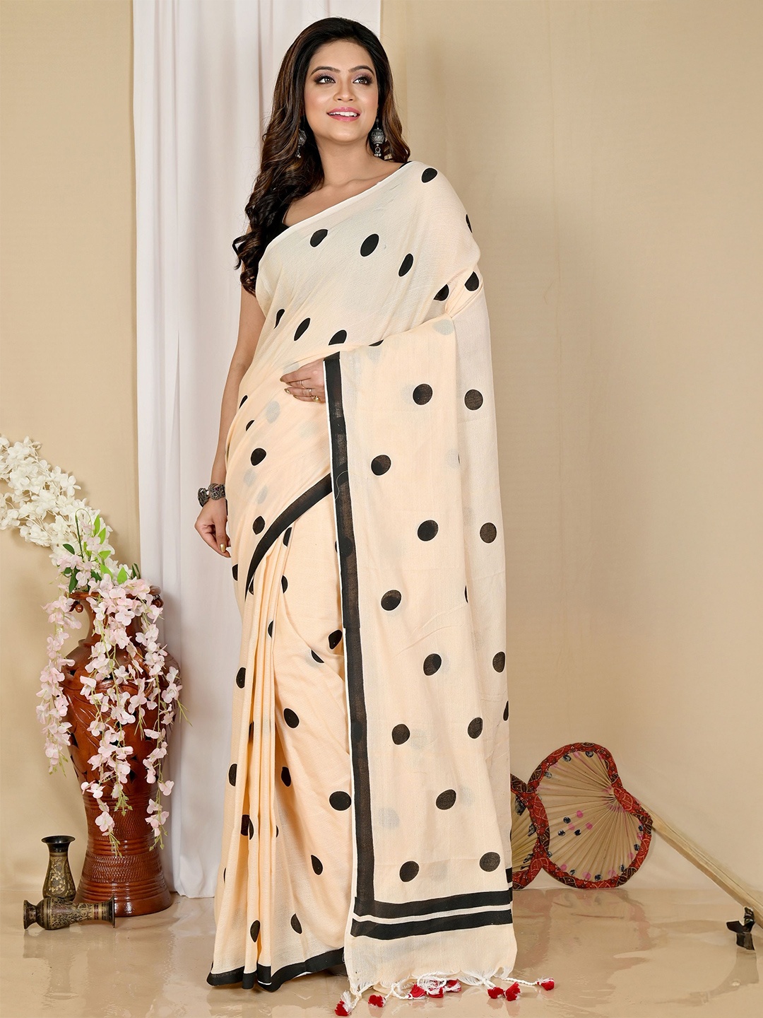 

PuJoy Polka Dot Pure Cotton Taant Saree, Cream