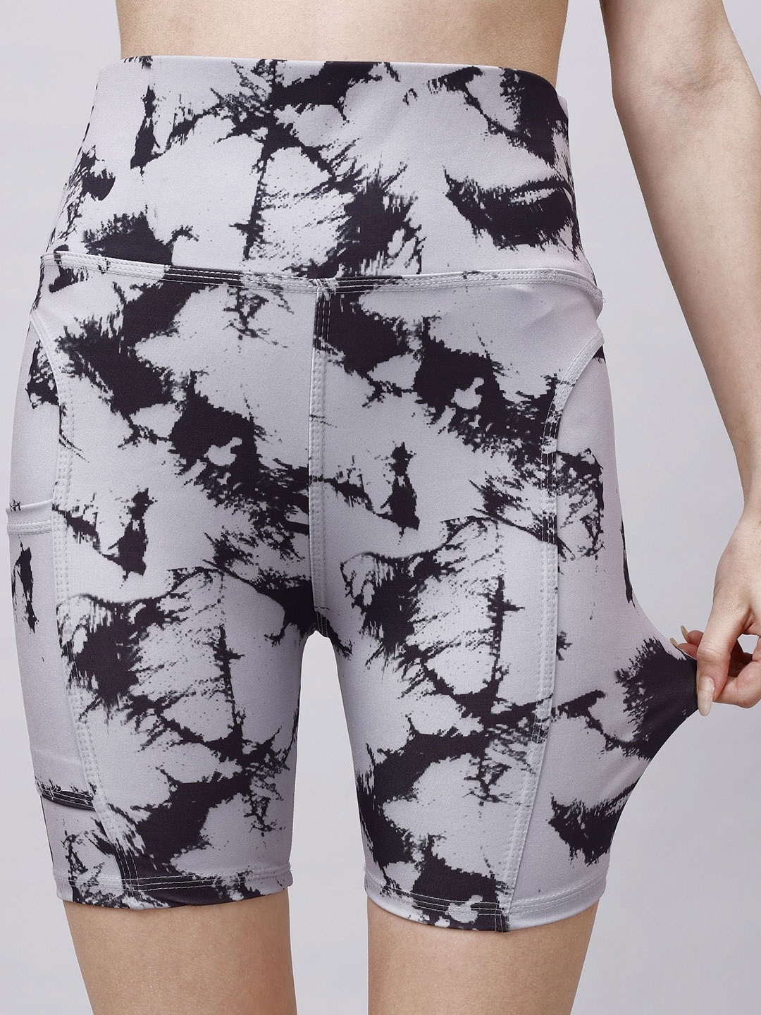 

POOJARAN SAREE Women Printed High Rise Above Knee Tights, Grey