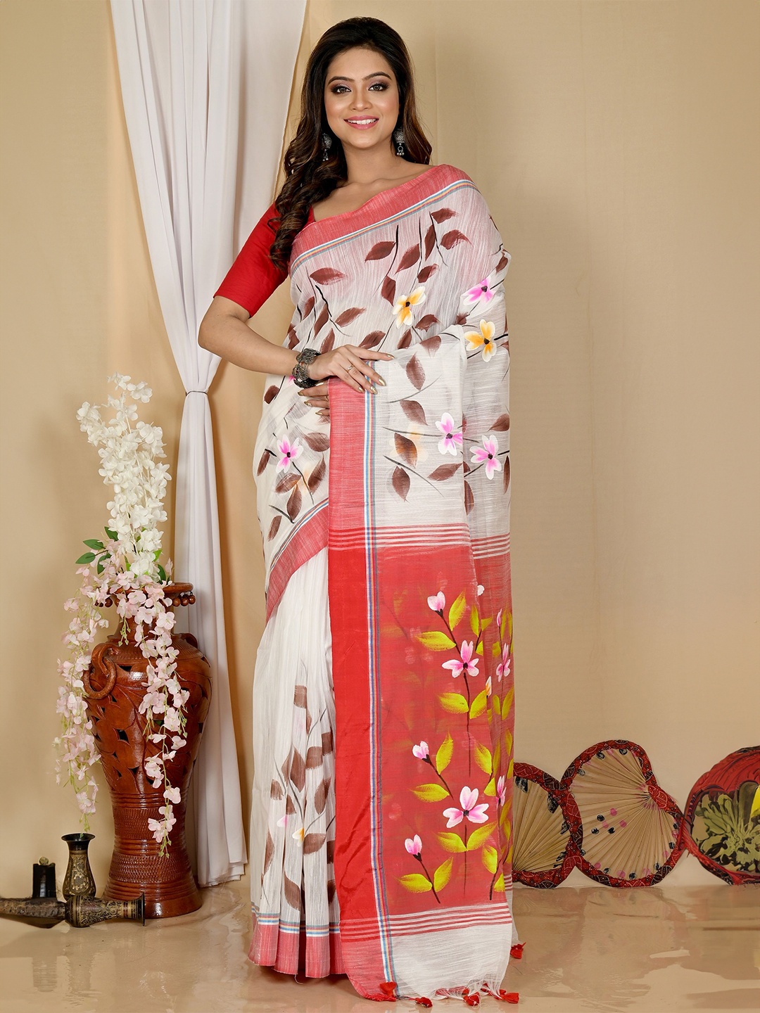 

DipDiya Floral Printed Taant Saree, White