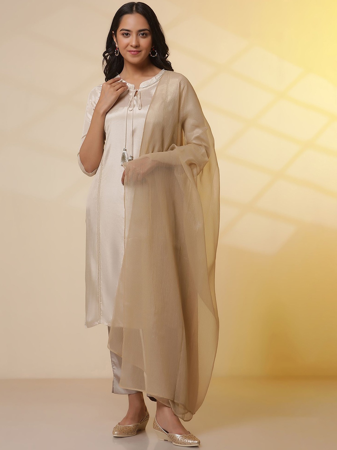 

AURELIA Solid Tie-Up Neck Straight Kurta With Trousers & Dupatta, Off white