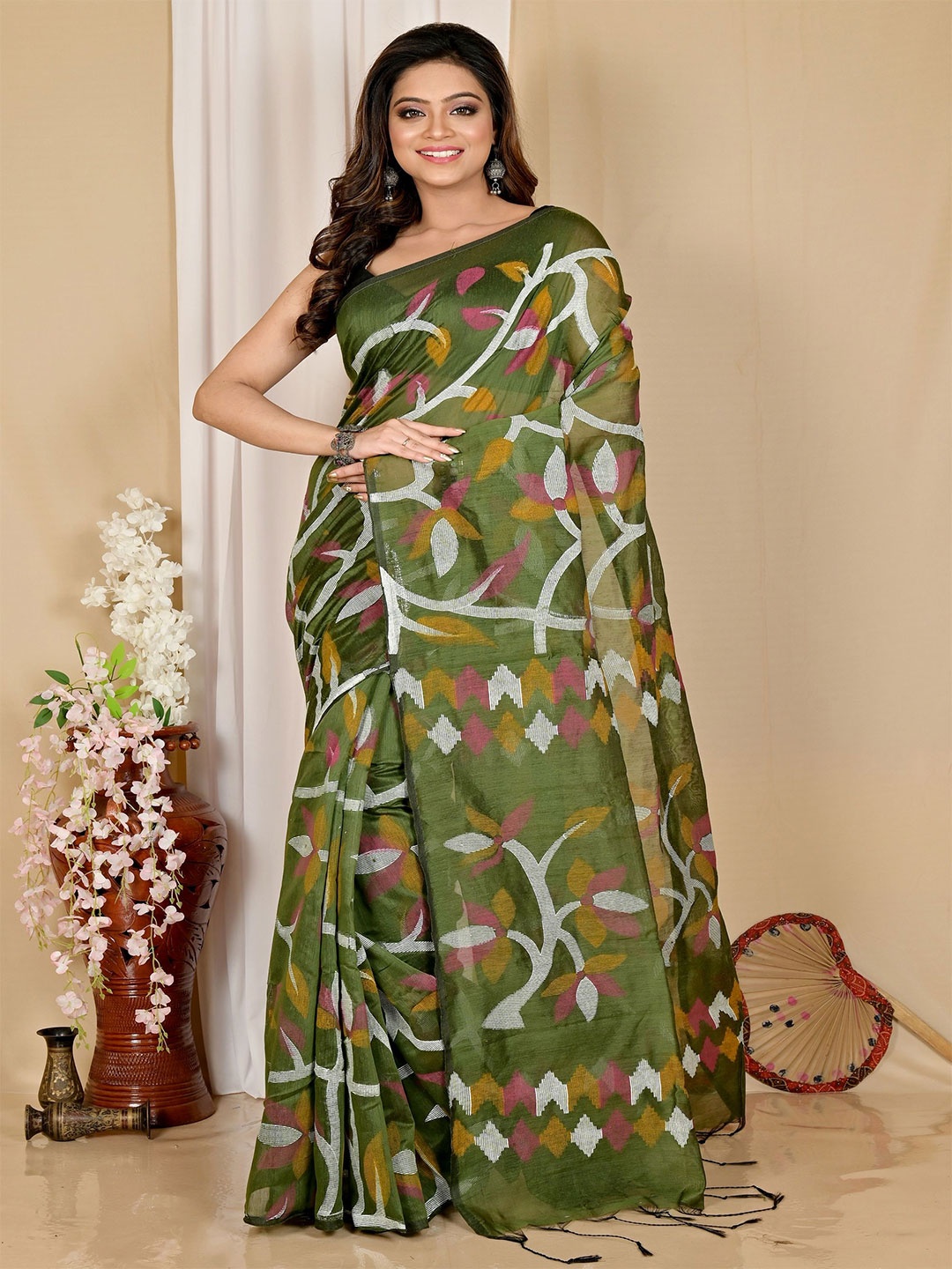 

DipDiya Floral Printed Pure Cotton Taant Saree, Green