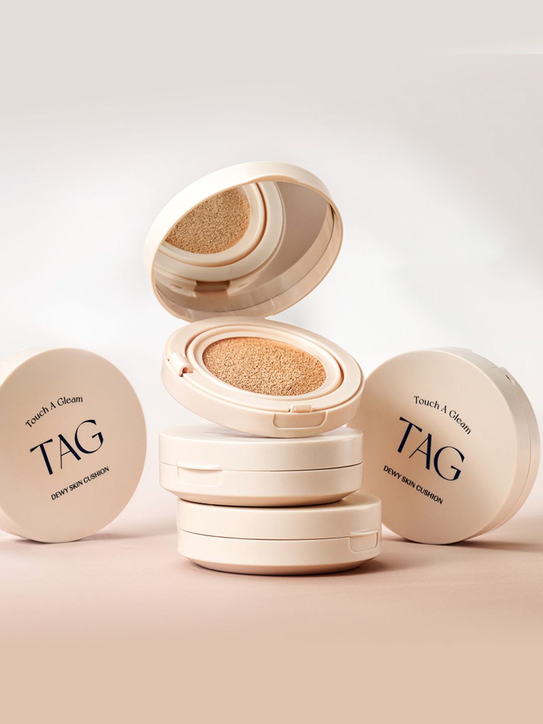

TAG Dewy Skin Cushion With Hyaluronic Acid - 15 ml - Pale Light - 01, Brown