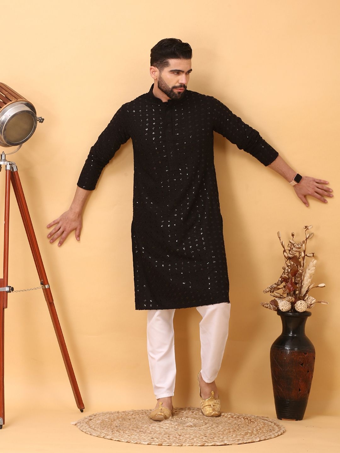 

Larwa Floral Embroidered Mandarin Collar Sequinned Straight Kurta With Trouser, Black