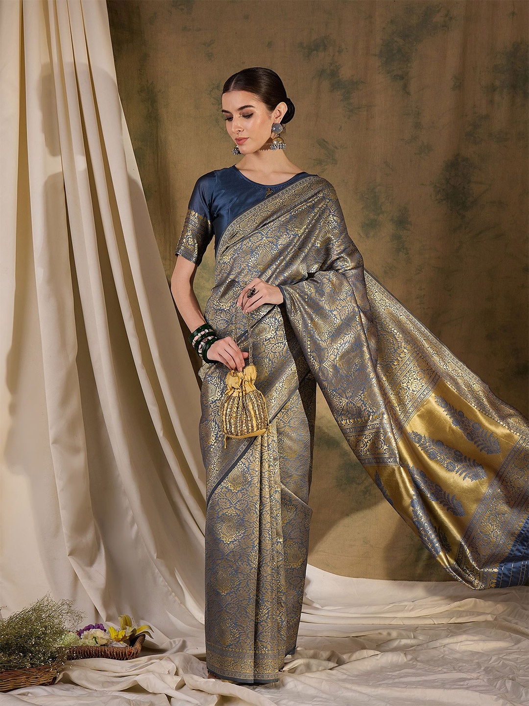 

DEVATITHI Ethnic Motifs Zari Silk Blend Banarasi Saree, Grey