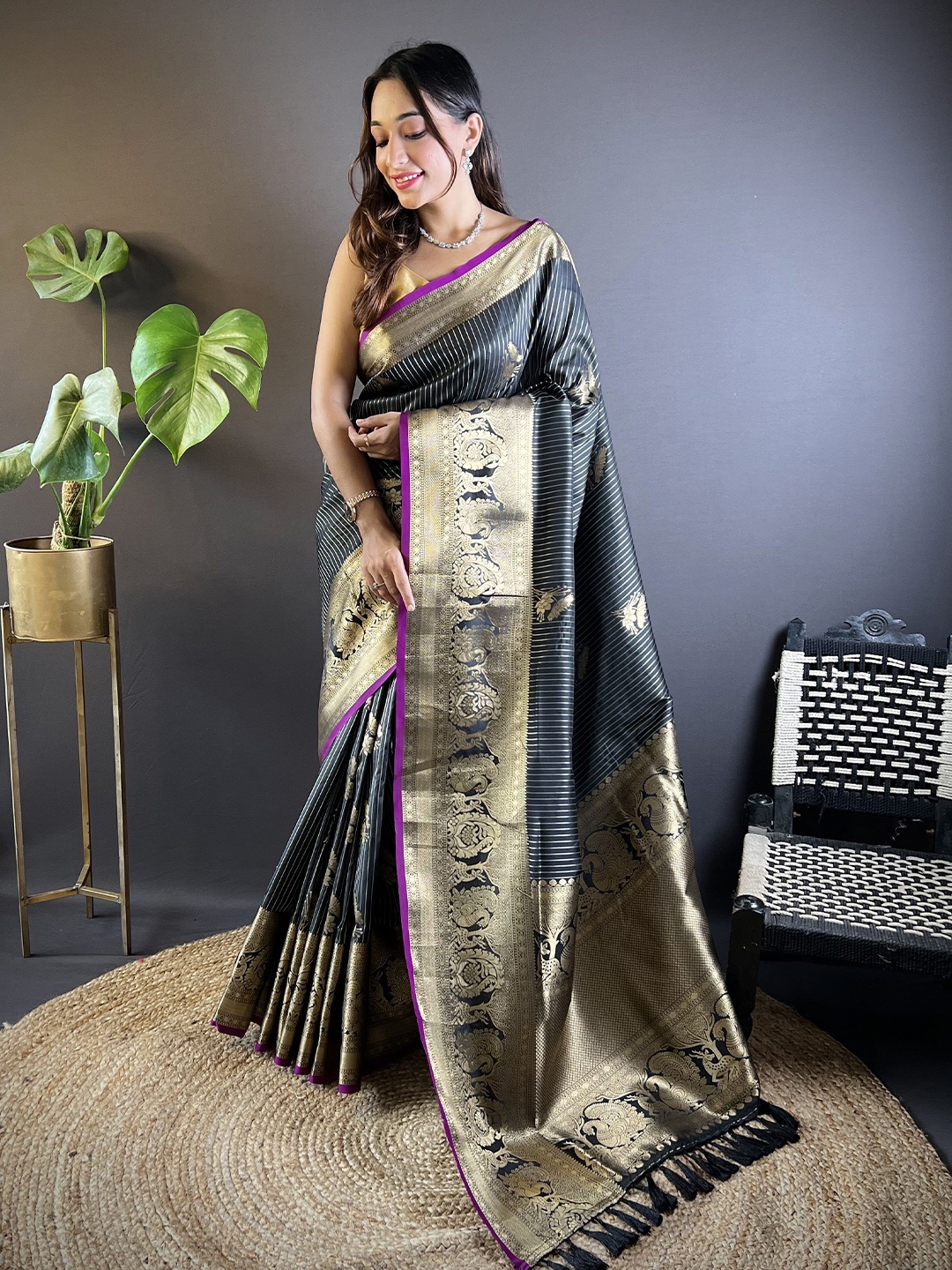 

HEER FASHION Woven Design Zari Silk Blend Kanjeevaram Saree, Black