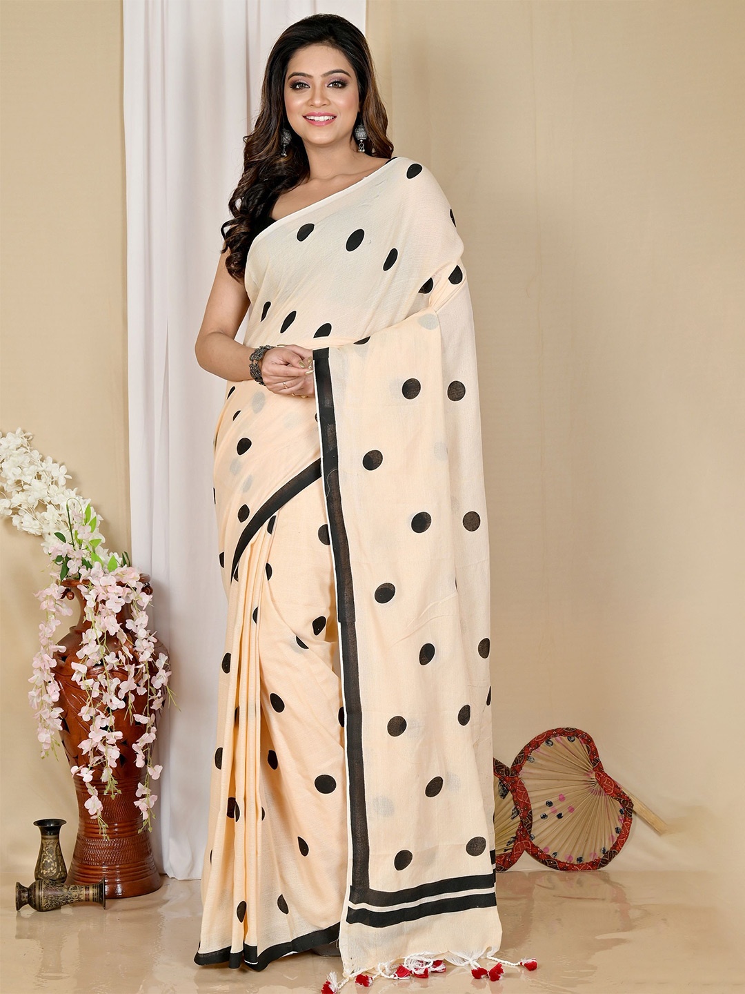 

DipDiya Polka Dot Pure Cotton Taant Saree, Cream