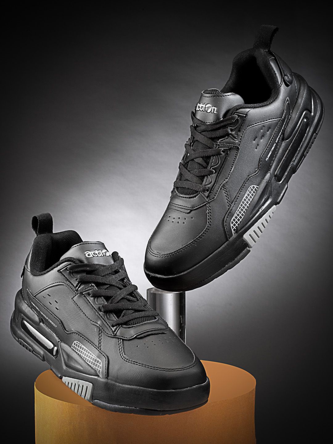

Action Men Striped Sneakers, Black