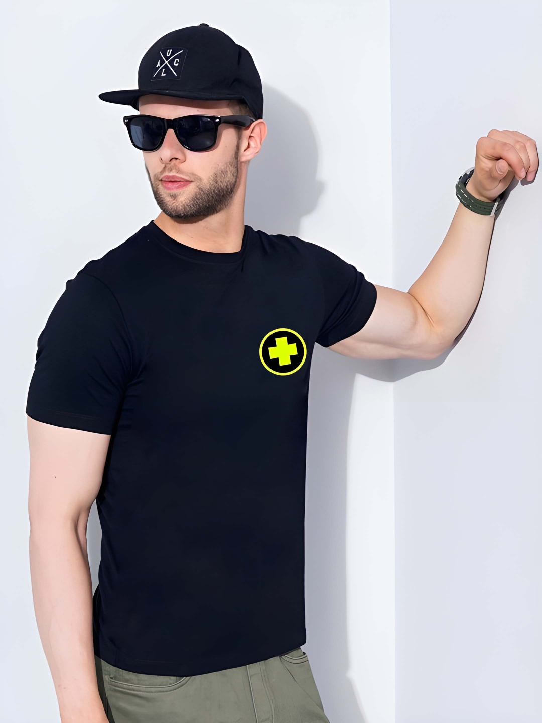 

BOWLIFESTYLE Men Graphic Printed Round Neck Cotton T-shirt, Black