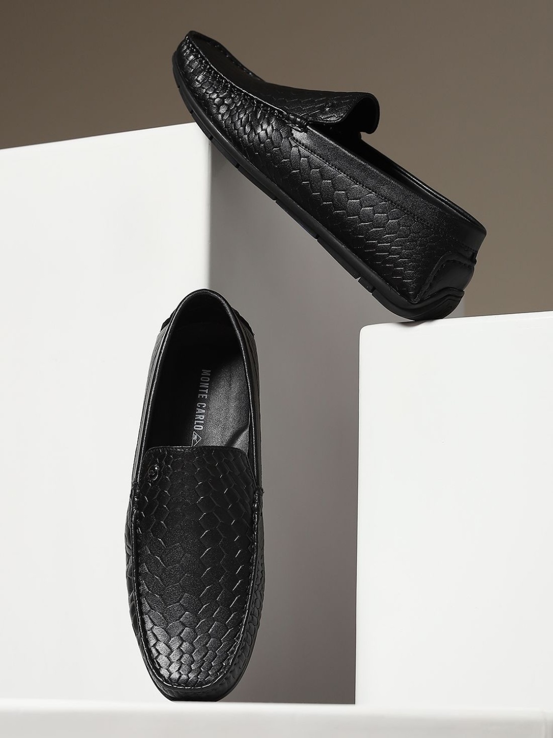 

Monte Carlo Men Textured Round Toe Leather Loafers, Black