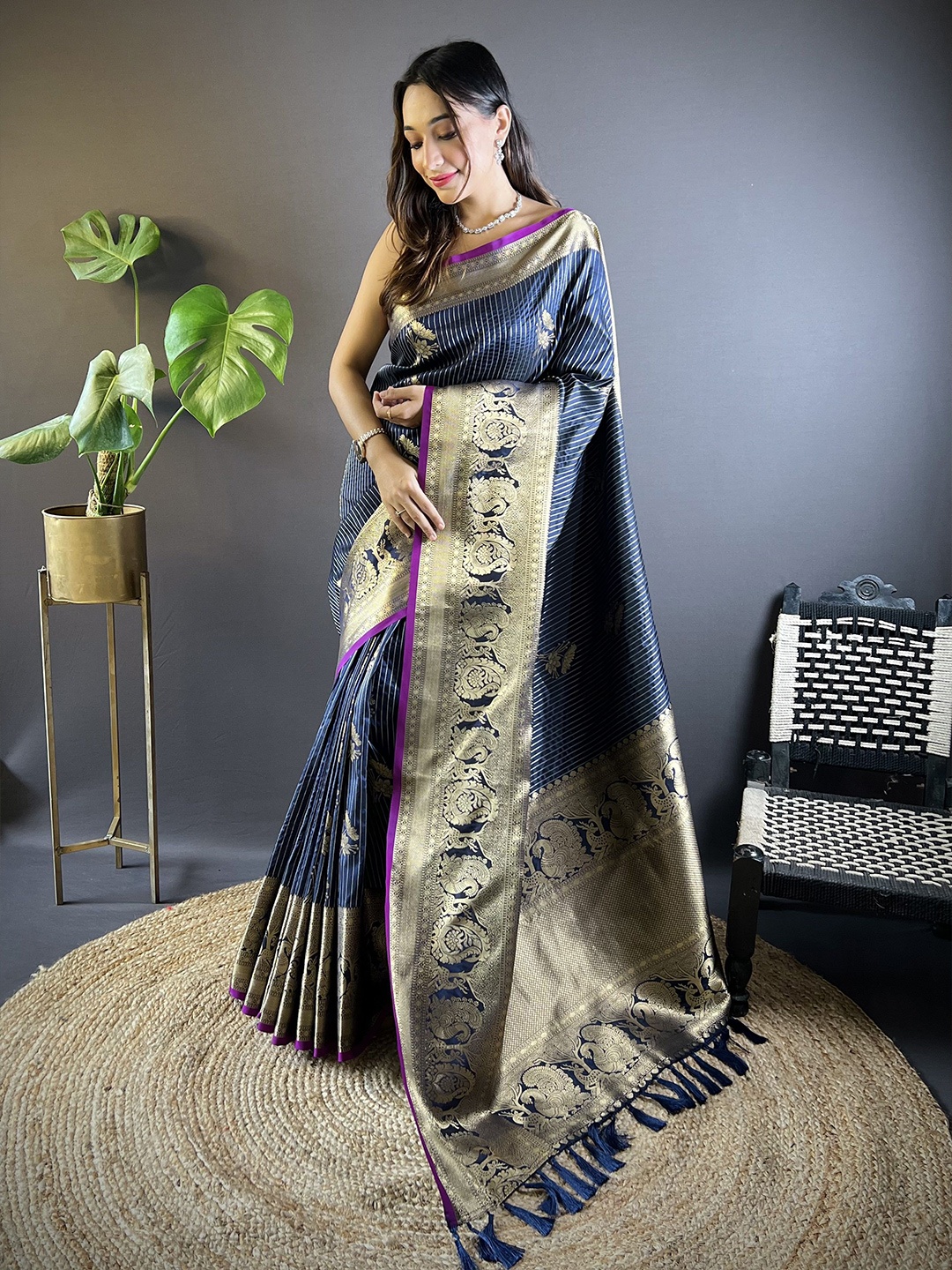 

HEER FASHION Woven Design Zari Silk Blend Kanjeevaram Saree, Navy blue