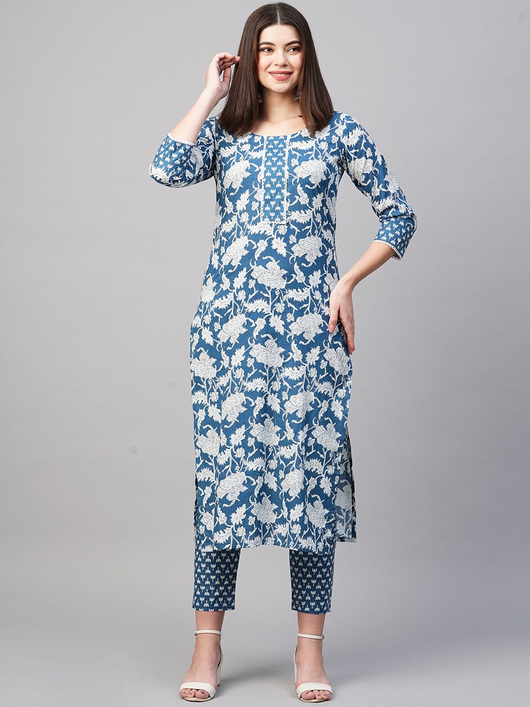 

DIVASTRI Floral Printed Round Neck Straight Kurta With Trouser, Blue