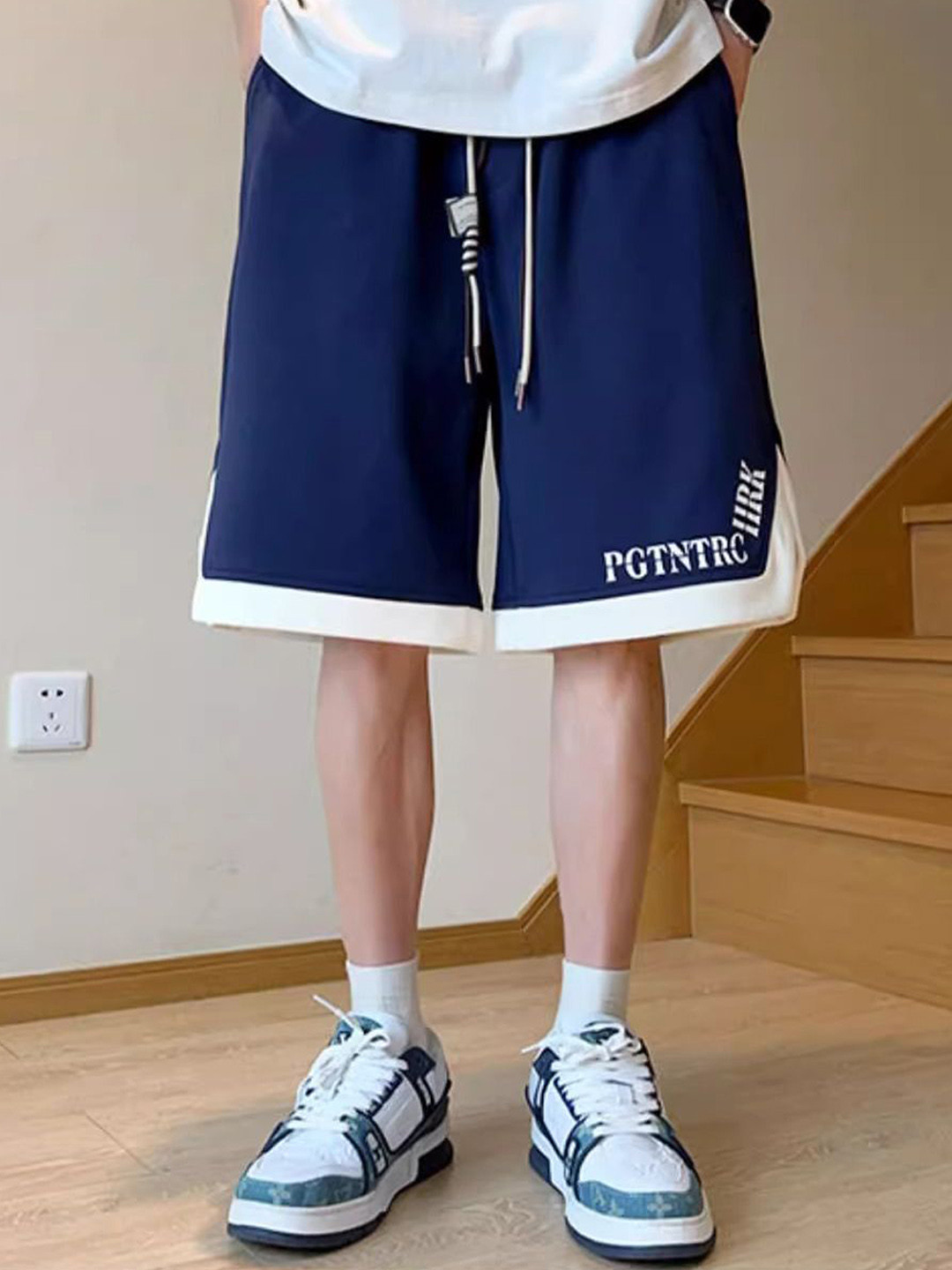 

StyleCast x Revolte Men Printed Regular Fit Shorts, Navy blue