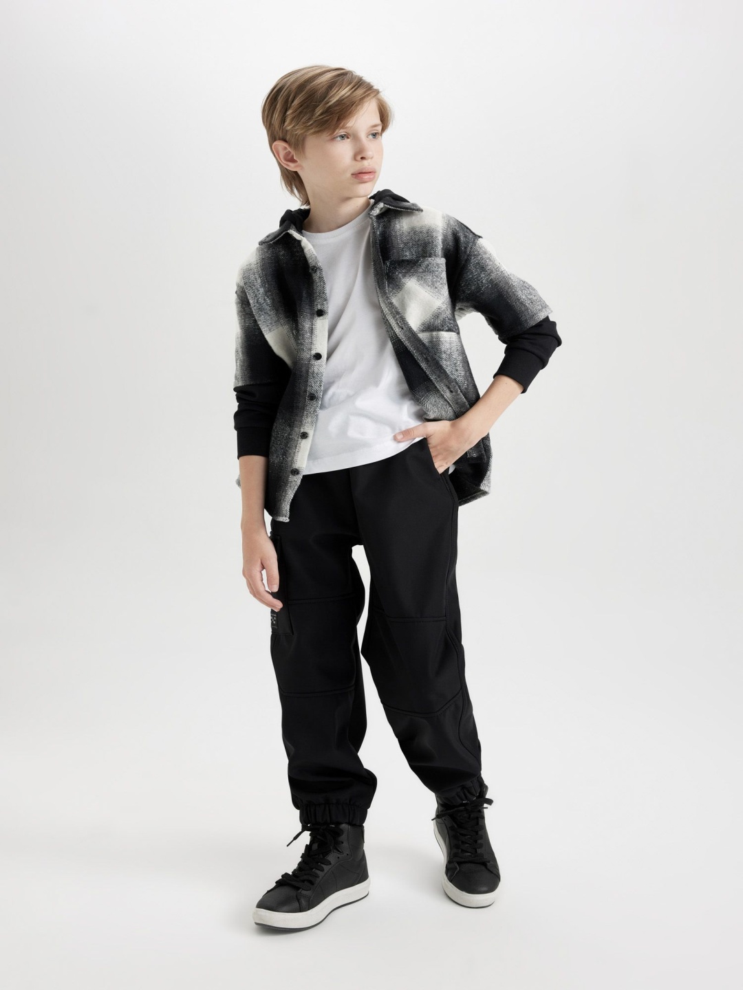 

DeFacto Boys Mid-Rise Trousers, Black