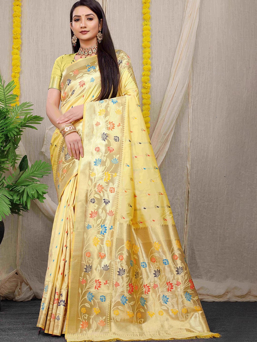 

amirat Woven Design Zari Pure Silk Banarasi Saree, Cream