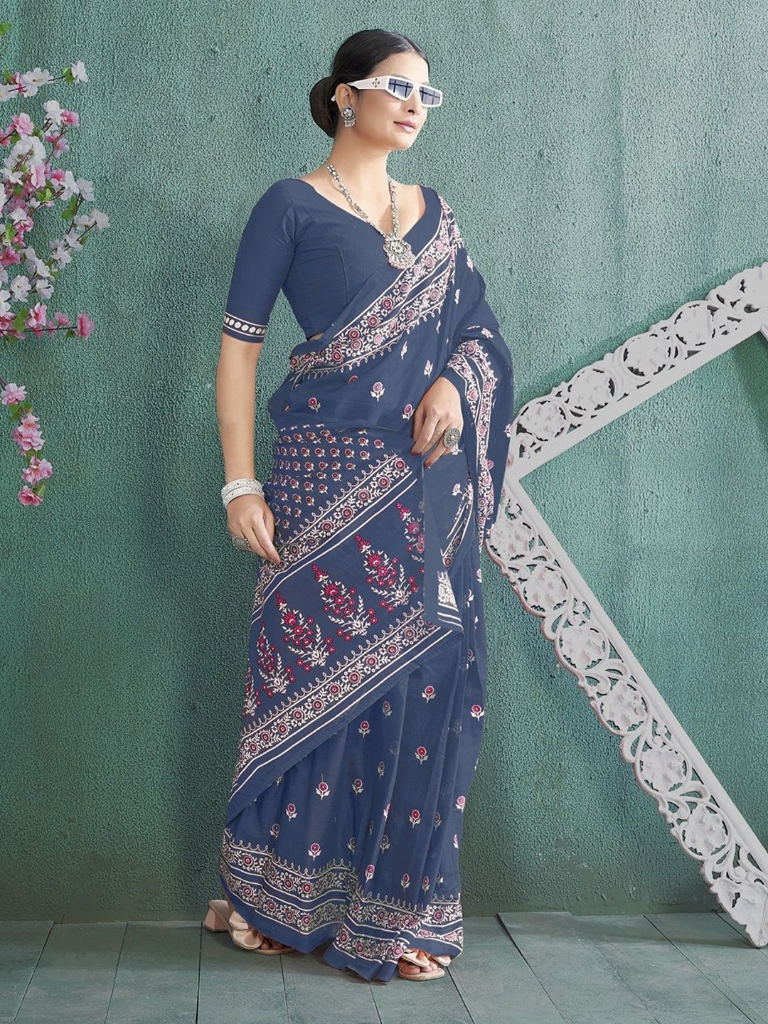 

HERE&NOW Floral Printed Pure Cotton Ikat Saree, Navy blue