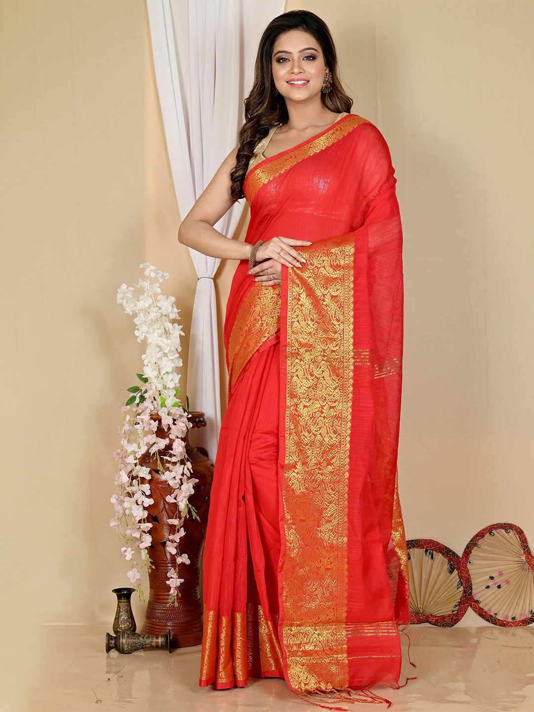 

DipDiya Women Ethnic Motifs Zari Taant Saree, Red