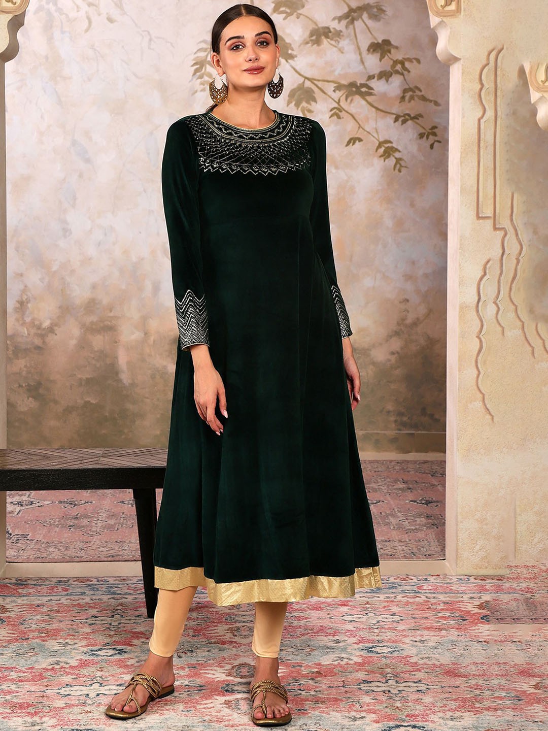 

AURELIA Chevron Embroidered Sequinned Velvet A-Line Kurta With leggings, Green