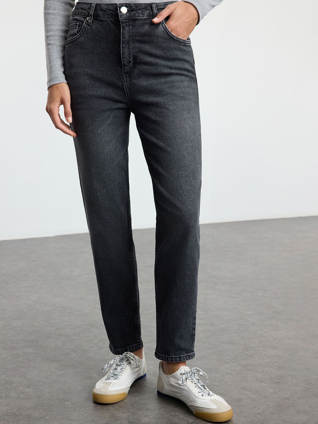 

Trendyol Women Light Fade Mid-Rise Jeans, Black