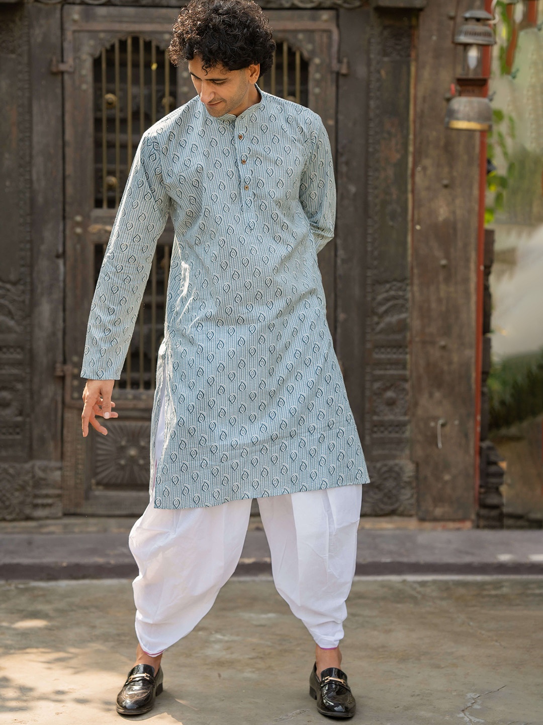 

Shasak Paisley Printed Mandarin Collar Cotton Straight Kurta, Blue