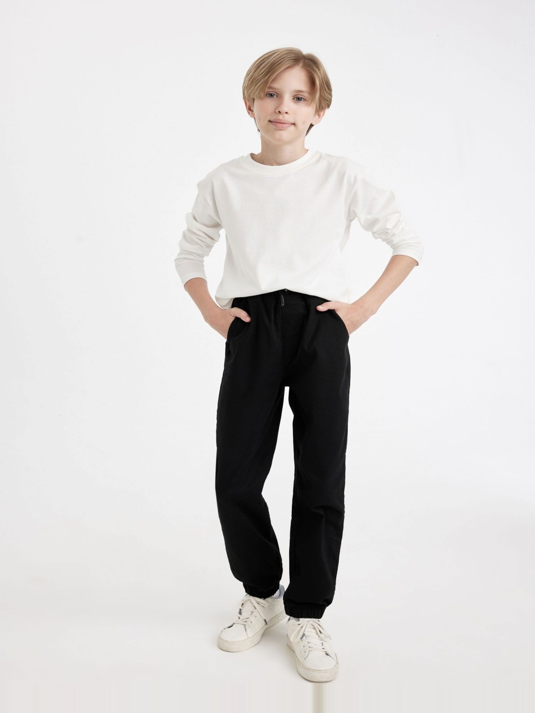 

DeFacto Boys Mid-Rise Trousers, Black