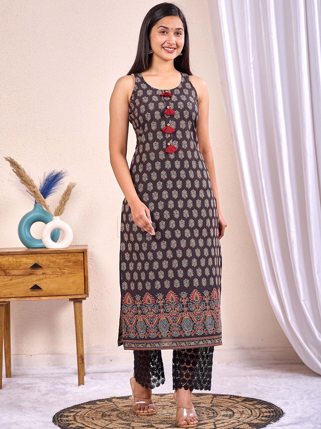 

Nayo Floral Printed Sleeveless Round Neck Pure Cotton Straight Kurta, Black