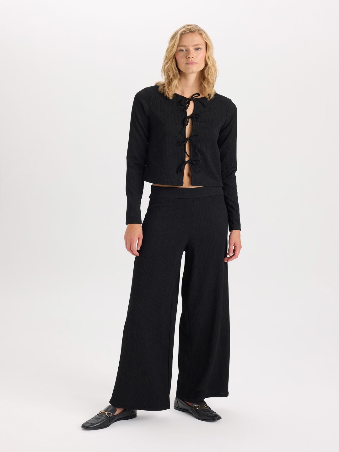 

DeFacto Women Regular Fit Mid-Rise Parallel Trouser, Black