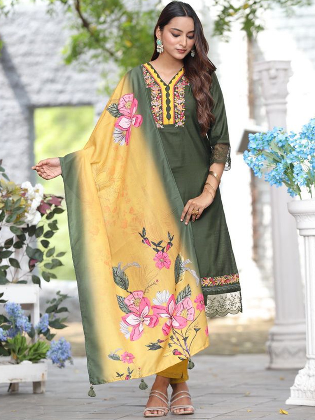 

KODILA ENTERPRISE Women Floral Embroidered Regular Kurta with Trousers & With Dupatta, Green