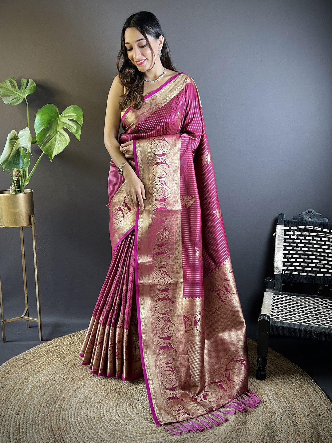 

HEER FASHION Woven Design Zari Silk Blend Kanjeevaram Saree, Magenta