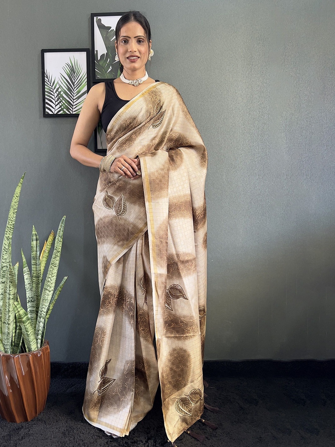 

A TO Z CART Floral Printed Saree, Brown