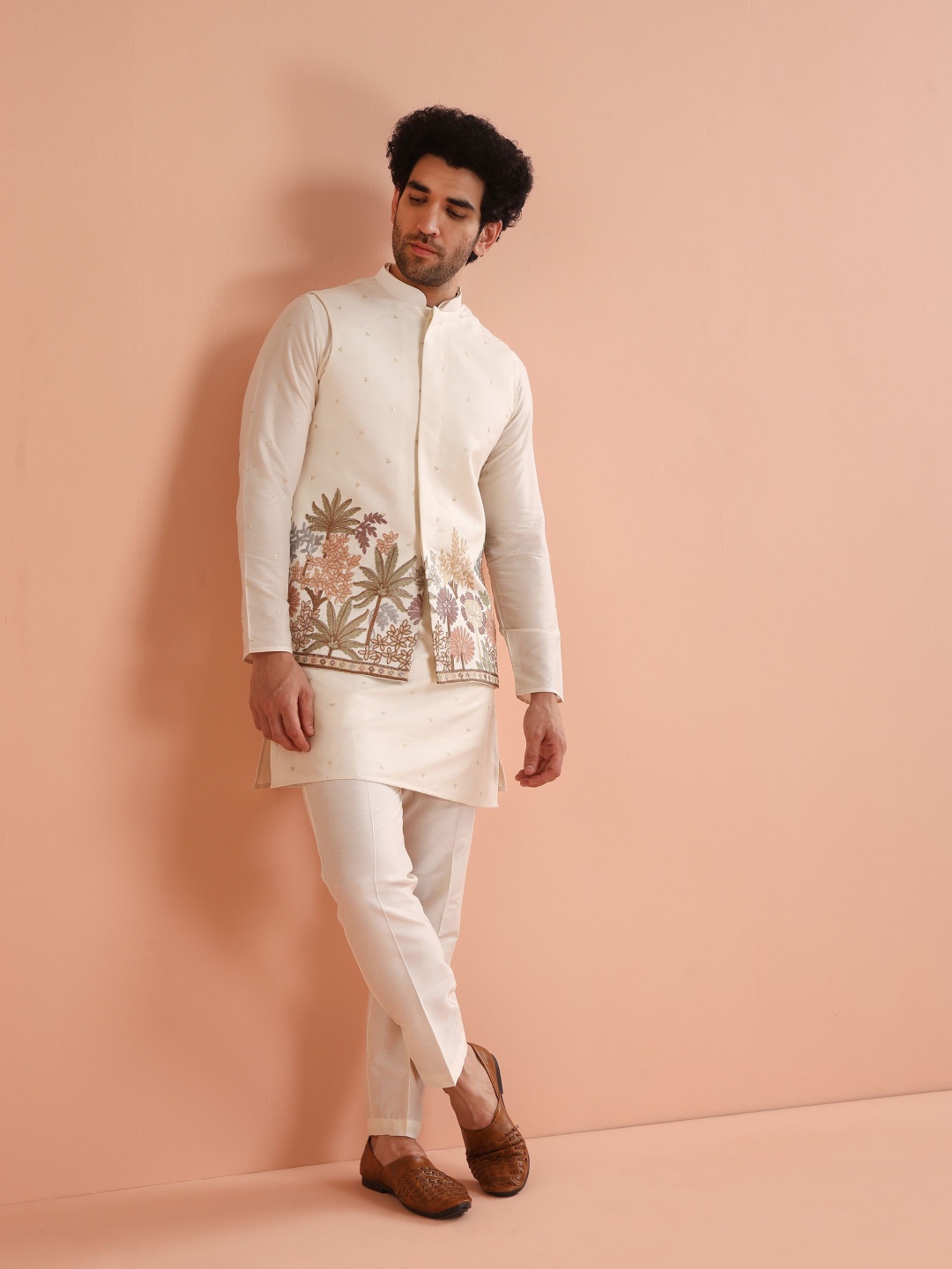 

KISAH Men Woven Embroidered Nehru Jackets, Off white